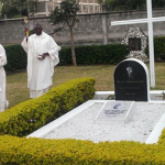 Ngong-VG-blesses-grave-2